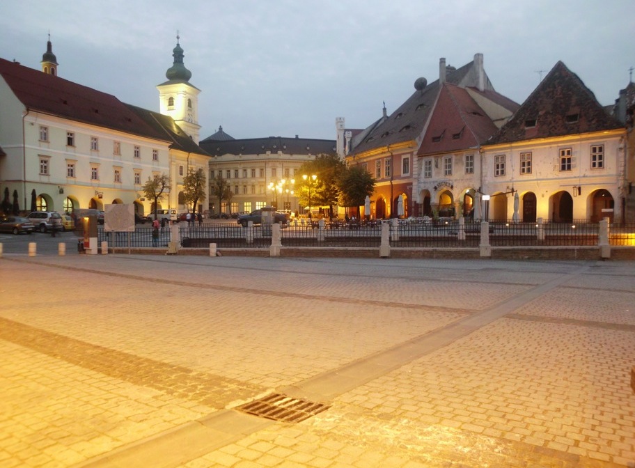 Der Kleine Platz in Sibiu am Abend